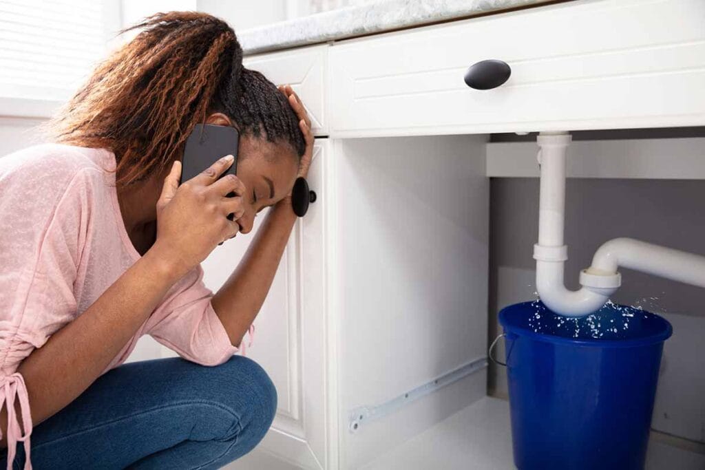 appel pour service de plomberie d’urgence pour fuite d’eau