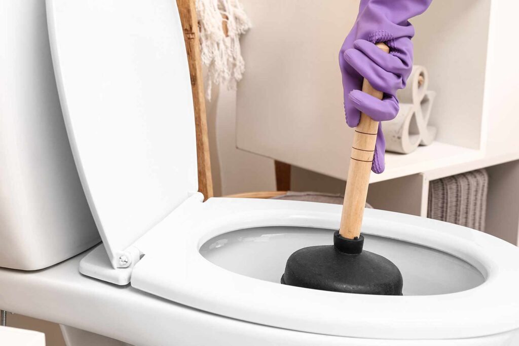 déboucher une toilette